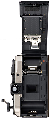 フィルム巻き上げレバーと巻き戻し